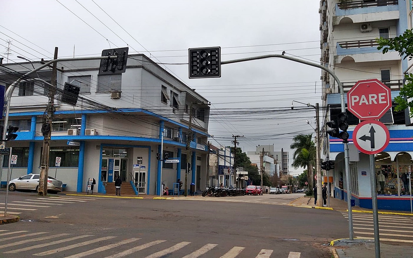 Semáforos no cruzamento da Avenida Senador com a Rua 13 de Maio foram danificados e estão desligados