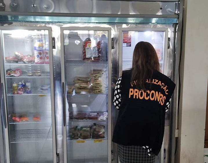 Vigilância Sanitária, SEMAG e Procon realizam operação conjunta de fiscalização em estabelecimento comercial