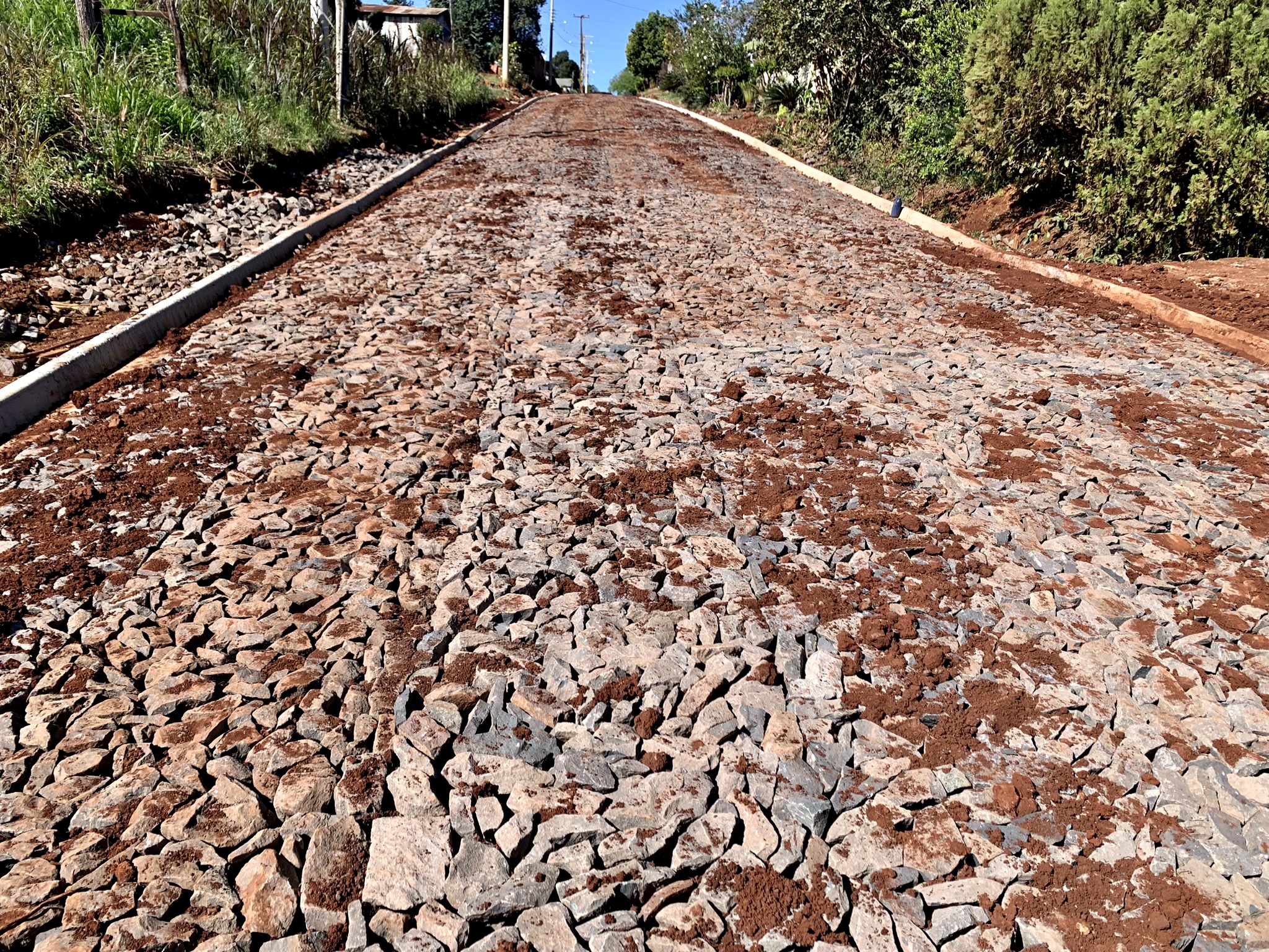 Prefeitura de São Luiz Gonzaga executa pavimentação com pedras irregulares no acesso a Afonso Rodrigues