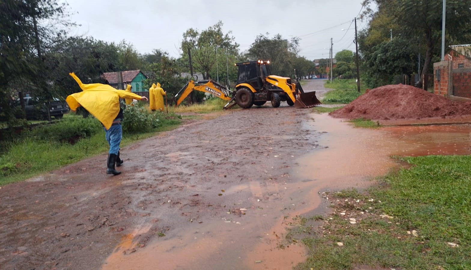 Equipes da SEMOV realizam diversas frentes de trabalho para atender casos de alagamento