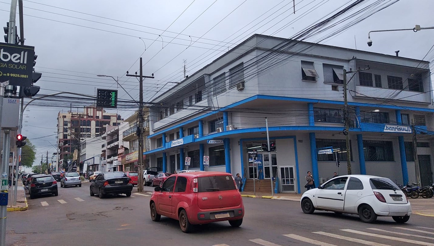 Fase amarela dos semáforos no cruzamento da Avenida Senador com a Rua 13 de Maio está apresentando problemas