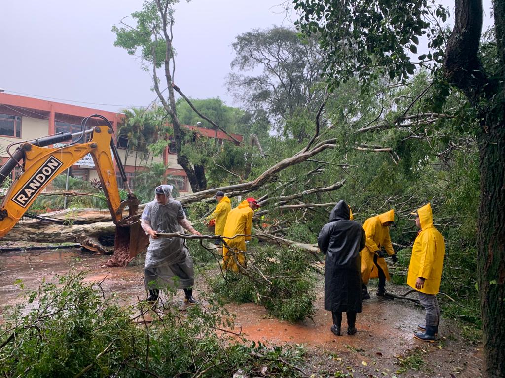 Equipes da Prefeitura Municipal realizam frentes de trabalho para reparar danos causados pelo temporal     