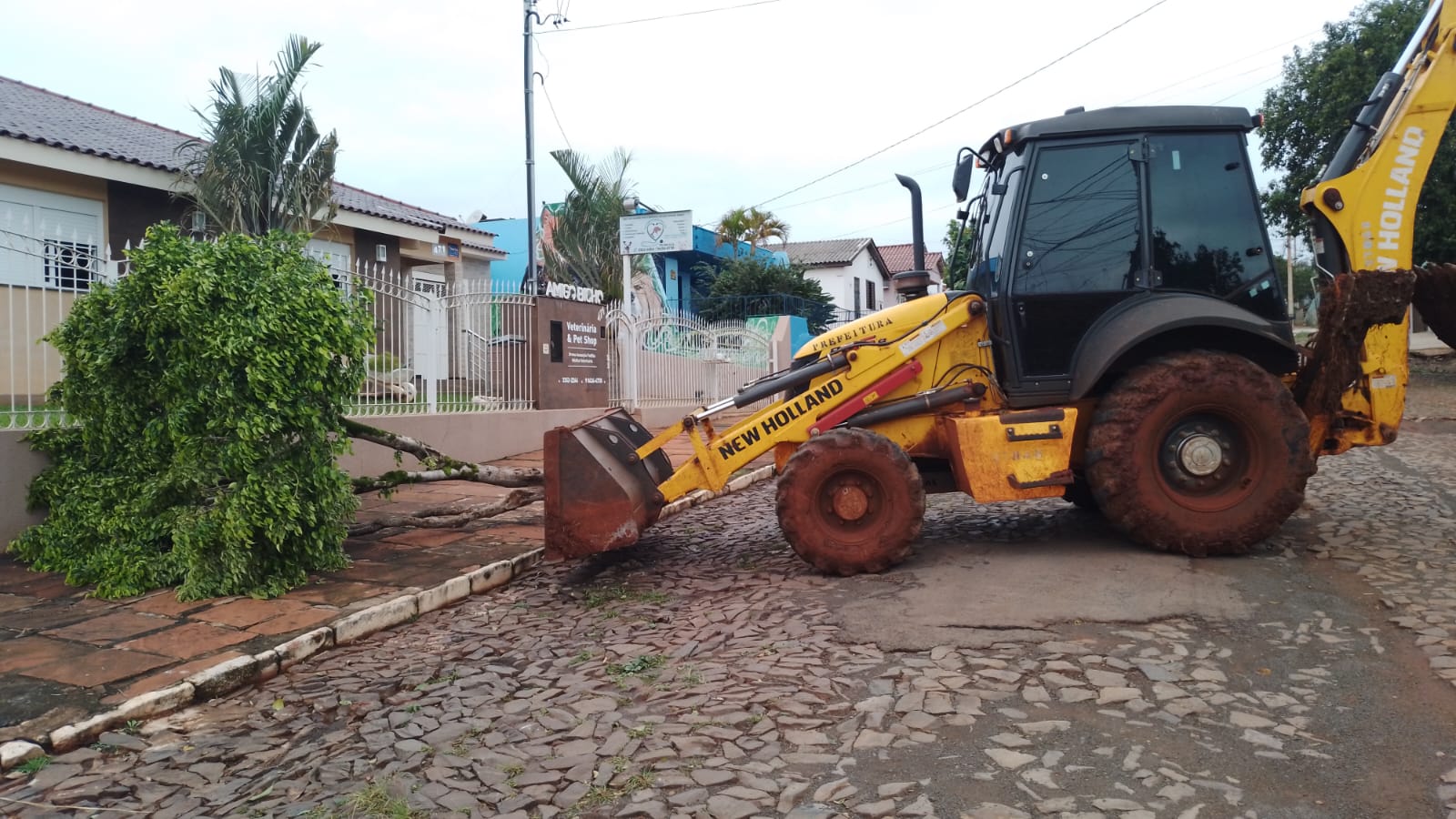 Equipes da Prefeitura Municipal seguem mobilizadas na limpeza de ruas e no reparo dos danos causados pelo temporal