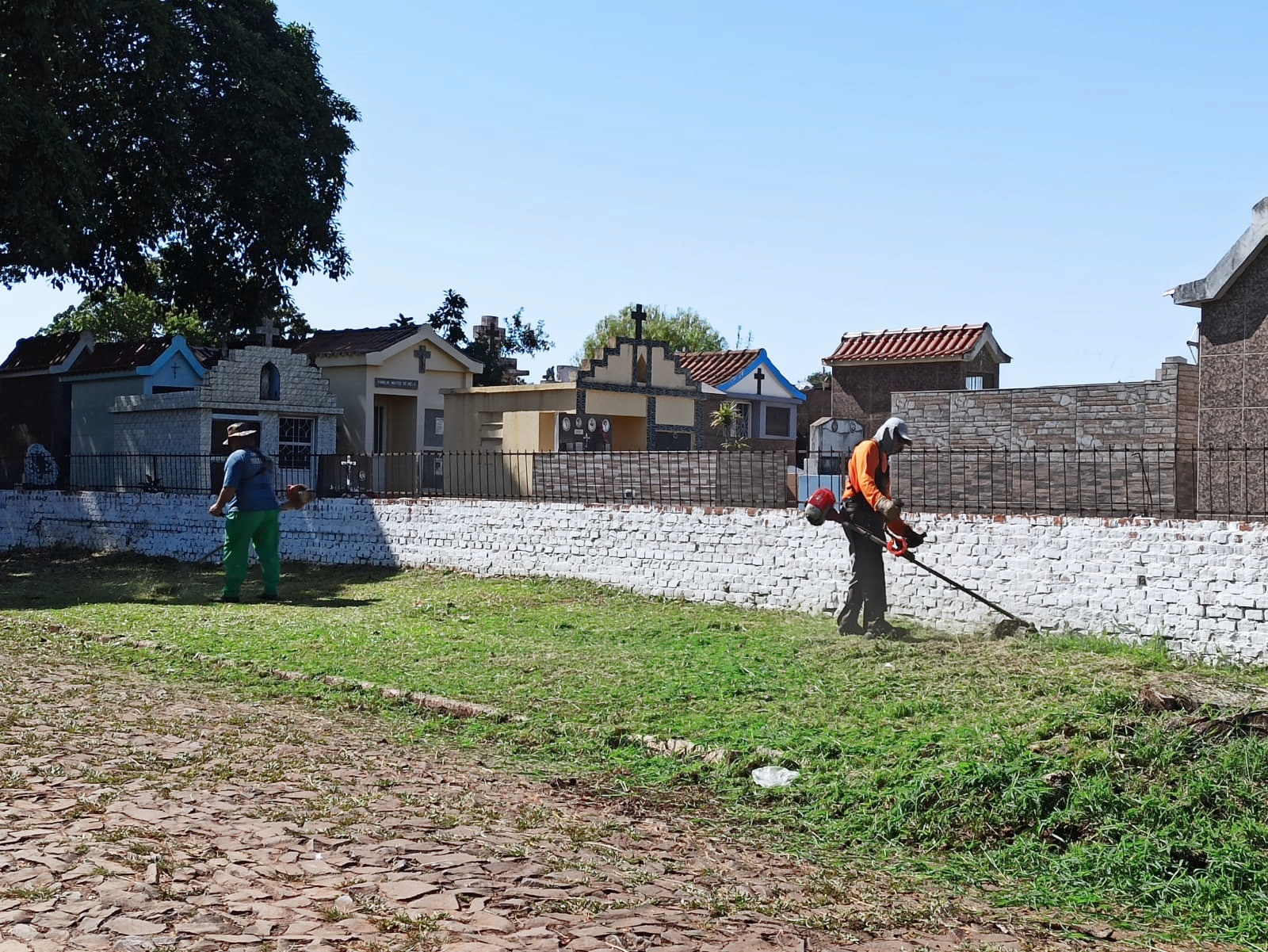 Secretaria de Obras realiza a limpeza e manutenção do Cemitério Municipal 