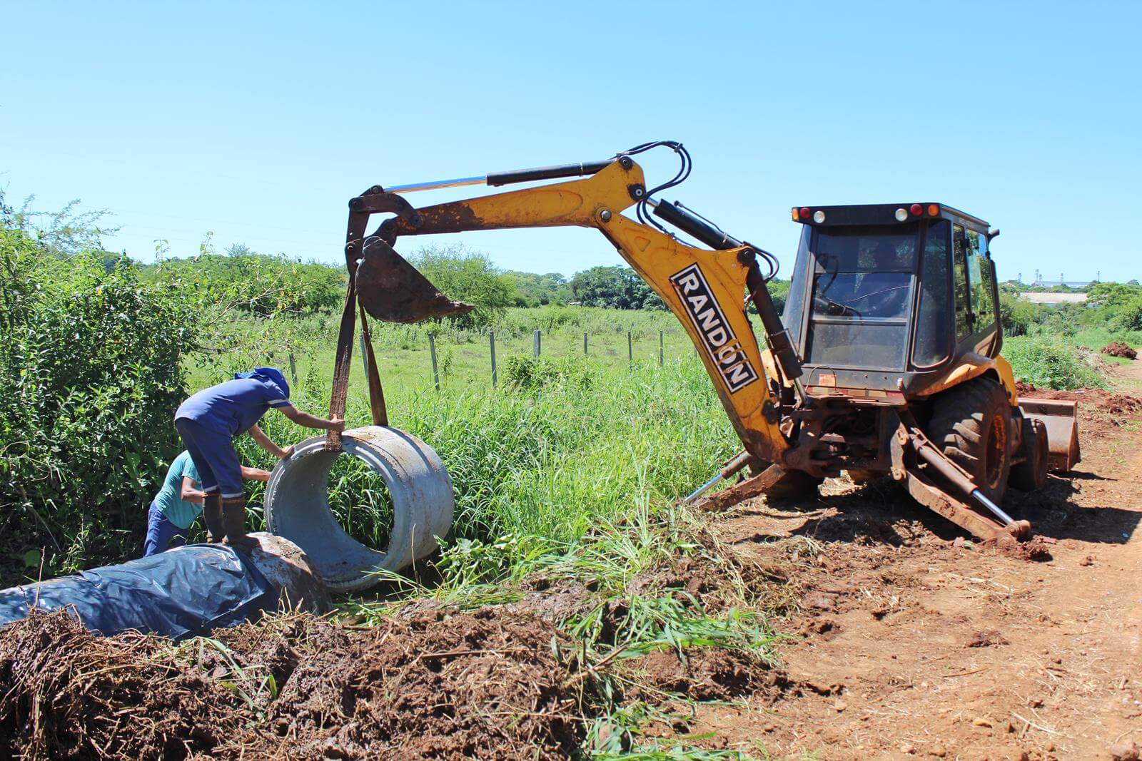SEMOV instala tubulação na Rua Henrique Dias, no Bairro Jauri