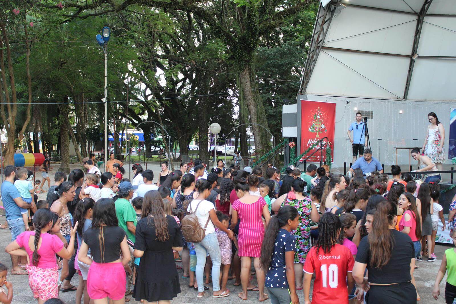Espetáculo “Divertissement” e Natal Feliz da Rádio Missioneira foram as atrações do fim de semana do Natal Luz das Missões 