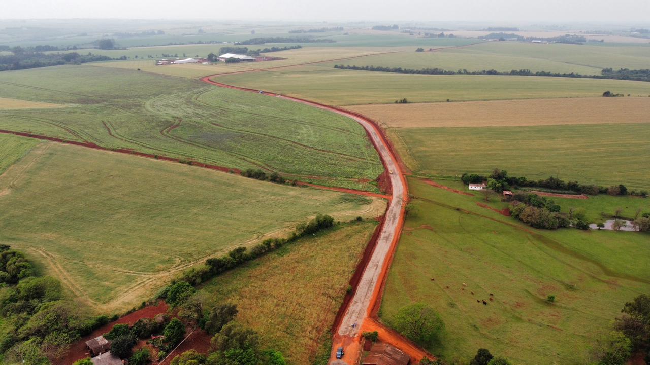 <p>Avan&ccedil;a a pavimenta&ccedil;&atilde;o do acesso ao Rinc&atilde;o de S&atilde;o Pedro</p>