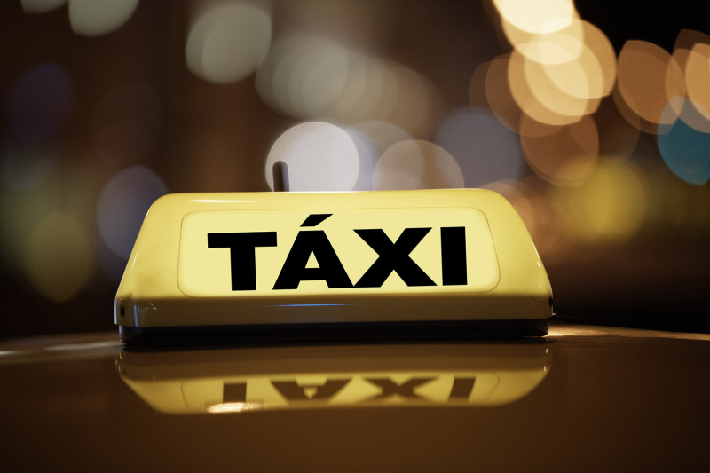Taxistas devem renovar o cartão de licenciamento para prestação do serviço