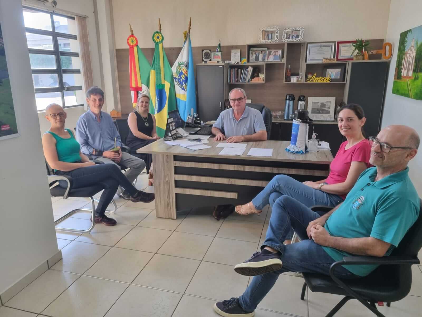 PREFEITO CONCEDE AUMENTO DE 6,50% DOS SALÁRIOS DOS SERVIDORES MUNICIPAIS