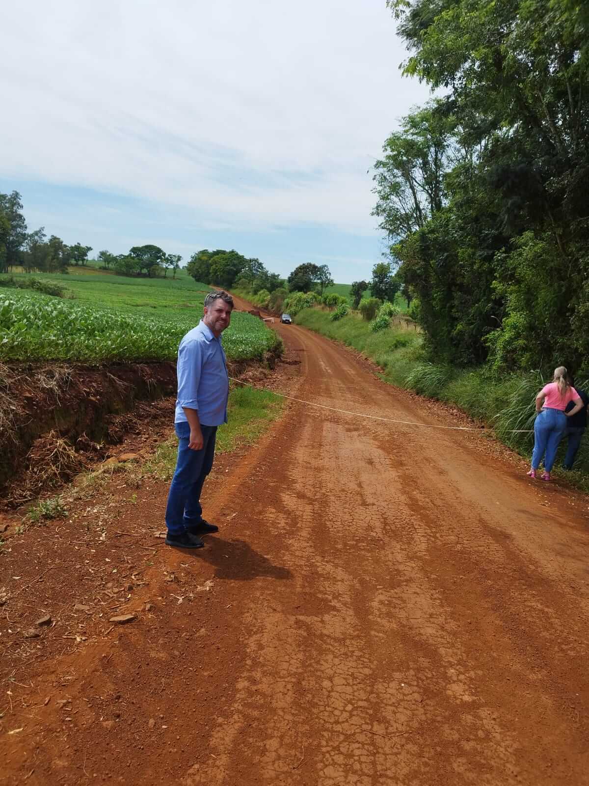 PREFEITO NA ESTRADA: DANIEL ACOMPANHA OBRA DE CALÇAMENTO JUNTO À LINHA PASSO NOVO