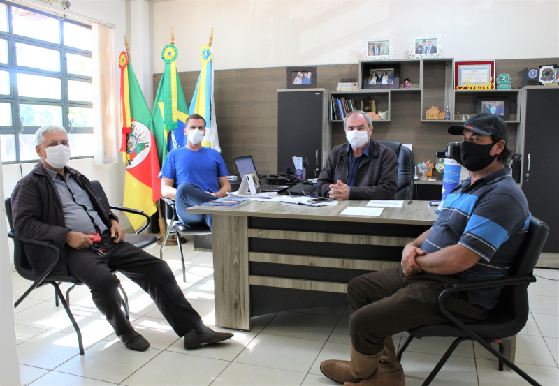 ATENDIMENTO AOS AGRICULTORES É PAUTA DE REUNIÃO NO GABINETE DO PREFEITO