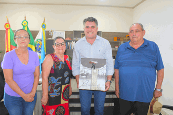 <p>PRESIDENTE DA ASSOCIA&Ccedil;&Atilde;O UNI&Atilde;O DA TERCEIRA IDADE DE CAIBAT&Eacute; ELAINE MIRANDA REALIZA VISITA AO PREFEITO DANIEL SEFFRIN HERTHER</p>