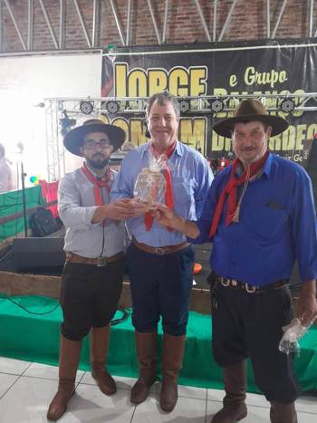 <div class="xdj266r x14z9mp xat24cr x1lziwak x1vvkbs x126k92a">
<div dir="auto">Vice-prefeito e Secret&aacute;rio de Obras recebem homenagem durante a culmin&acirc;ncia das Programa&ccedil;&otilde;es Farroupilhas em Caibat&eacute;</div>
</div>
<div class="x14z9mp xat24cr x1lziwak x1vvkbs xtlvy1s x126k92a">&nbsp;</div>