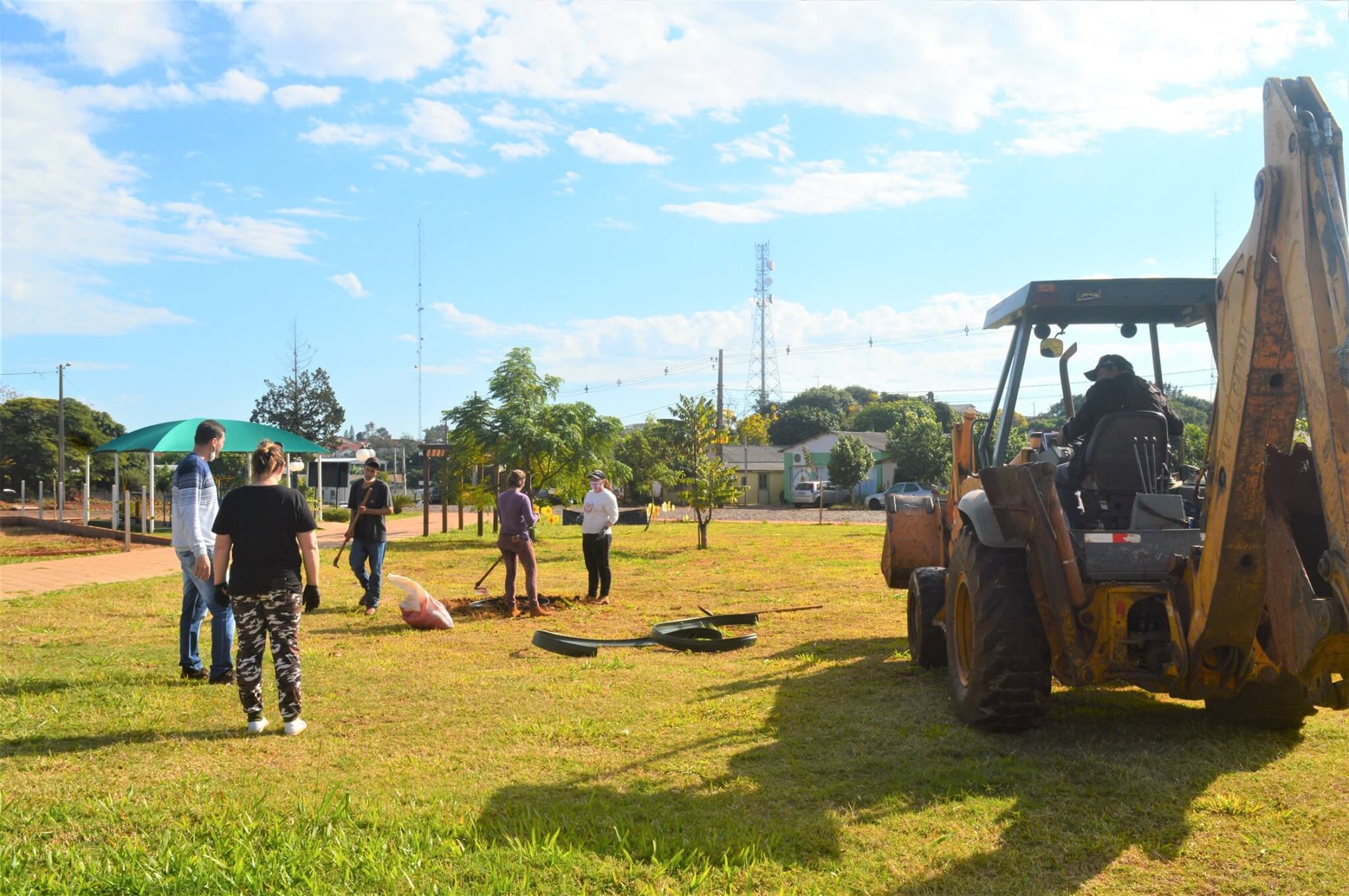 ADMINISTRAÇÃO MUNICIPAL PLANTA ÁRVORES PARA CELEBRAR DIA DO MEIO AMBIENTE