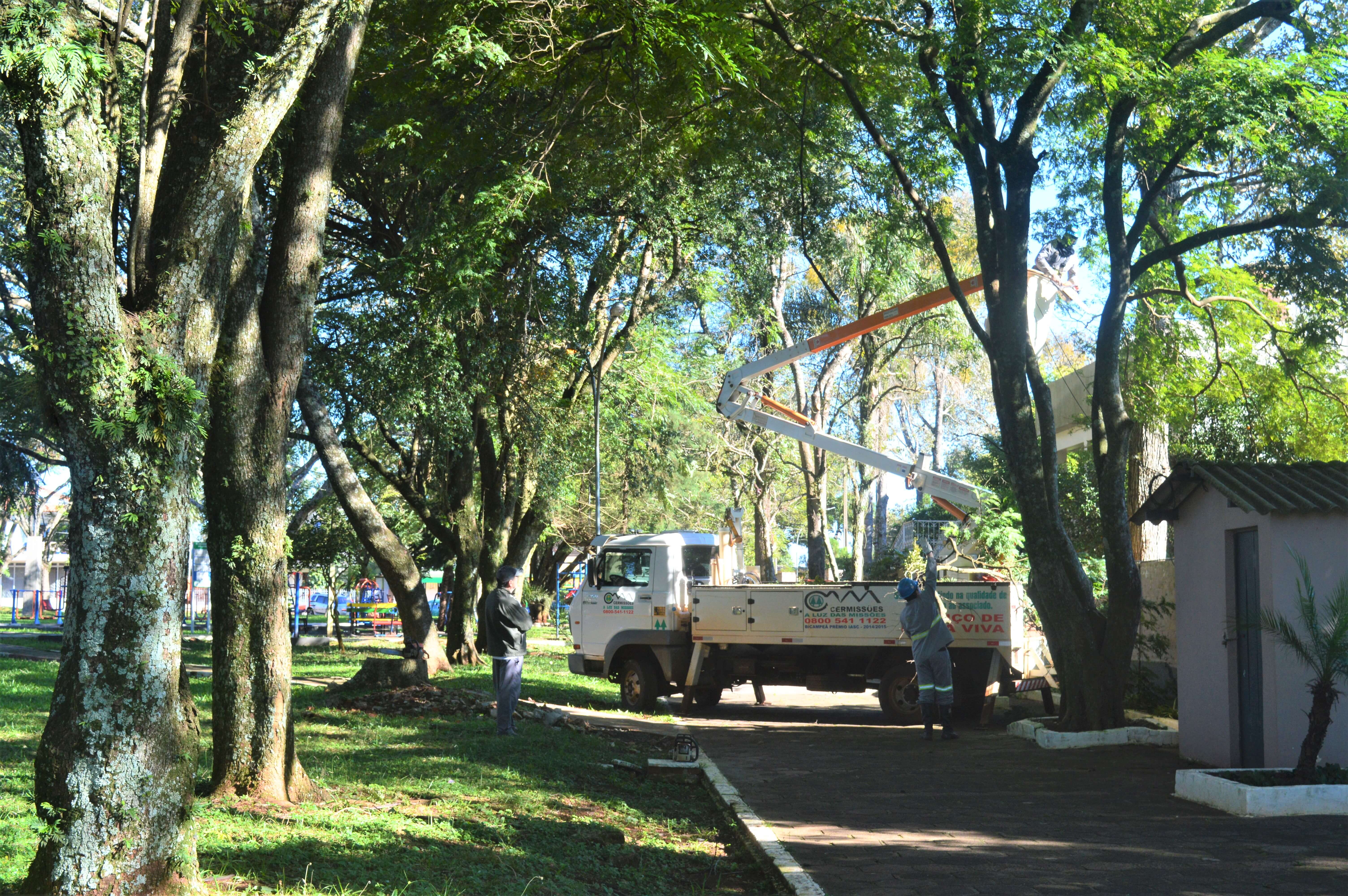 PODA DE ÁRVORES É INTENSIFICADA EM CAIBATÉ NESTA SEMANA