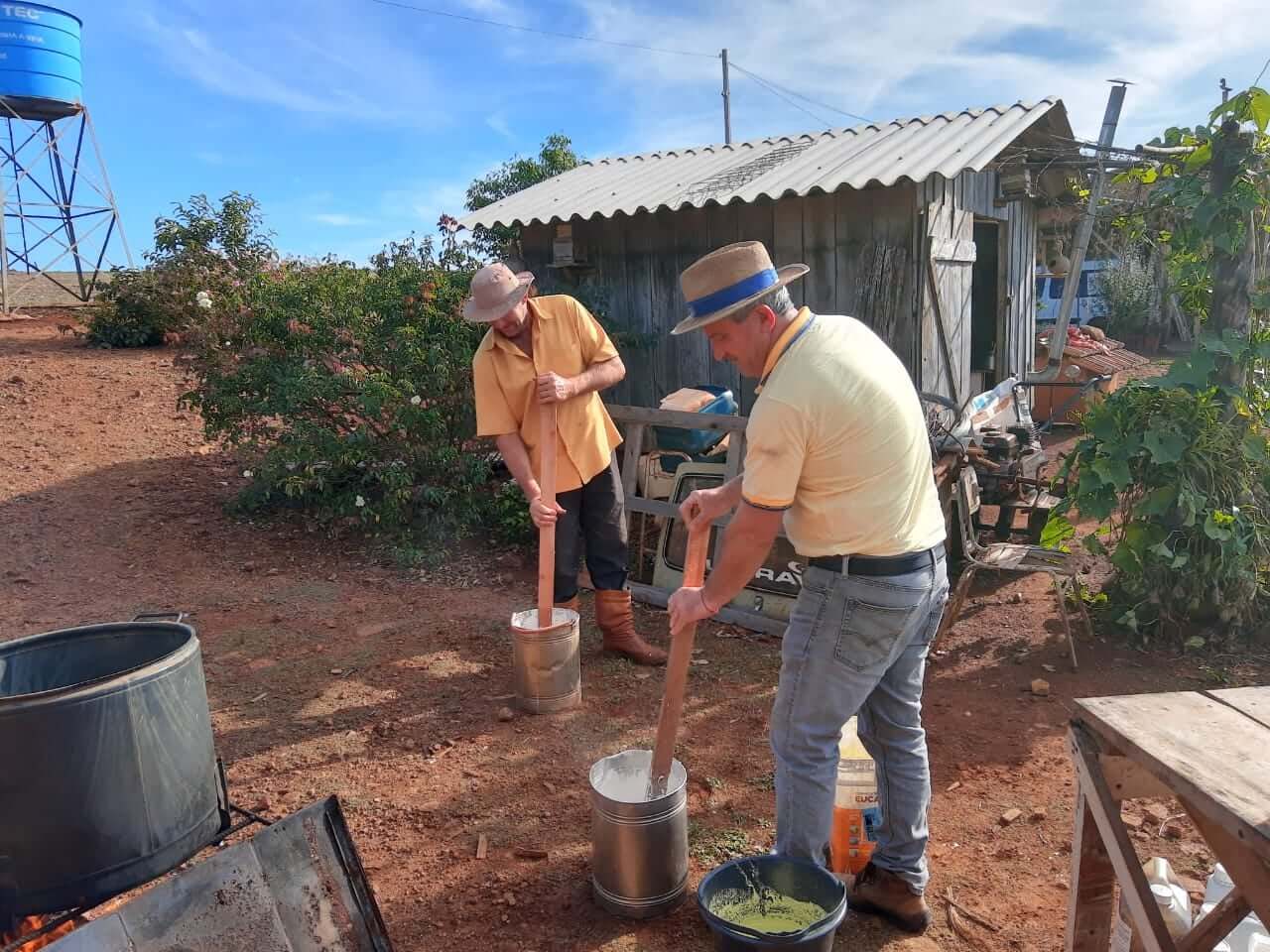 EMATER CONCLUI CICLO DE PRODUÇÃO DE CALDA SULFOCÁCICA E ENTREGA JÁ ESTÁ SENDO REALIZADA AOS AGRICULTORES