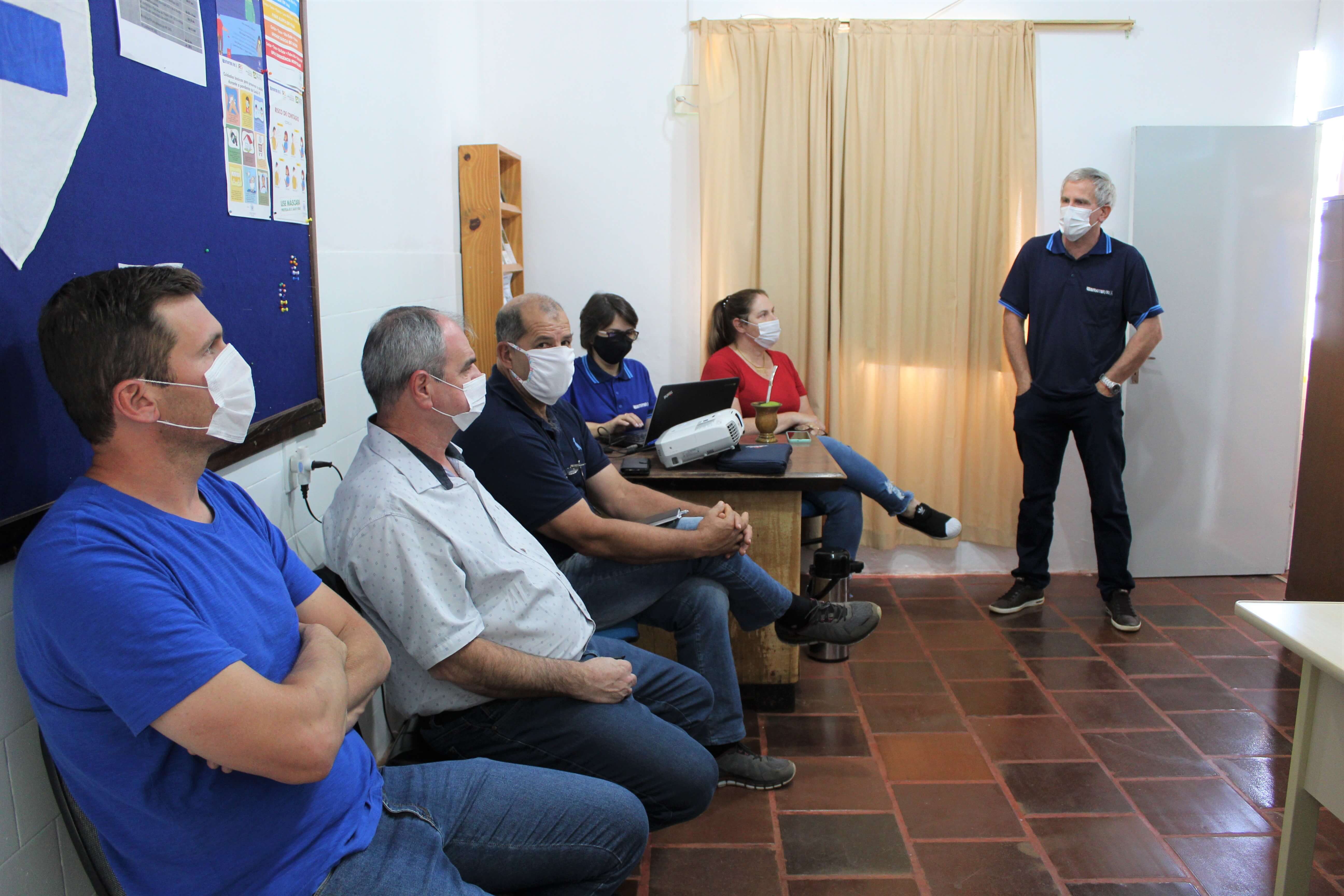 PREFEITO E SERVIDORES MUNICIPAIS PARTICIPAM DE AVALIAÇÃO ANUAL DOS SERVIÇOS PRESTADOS PELA EMATER