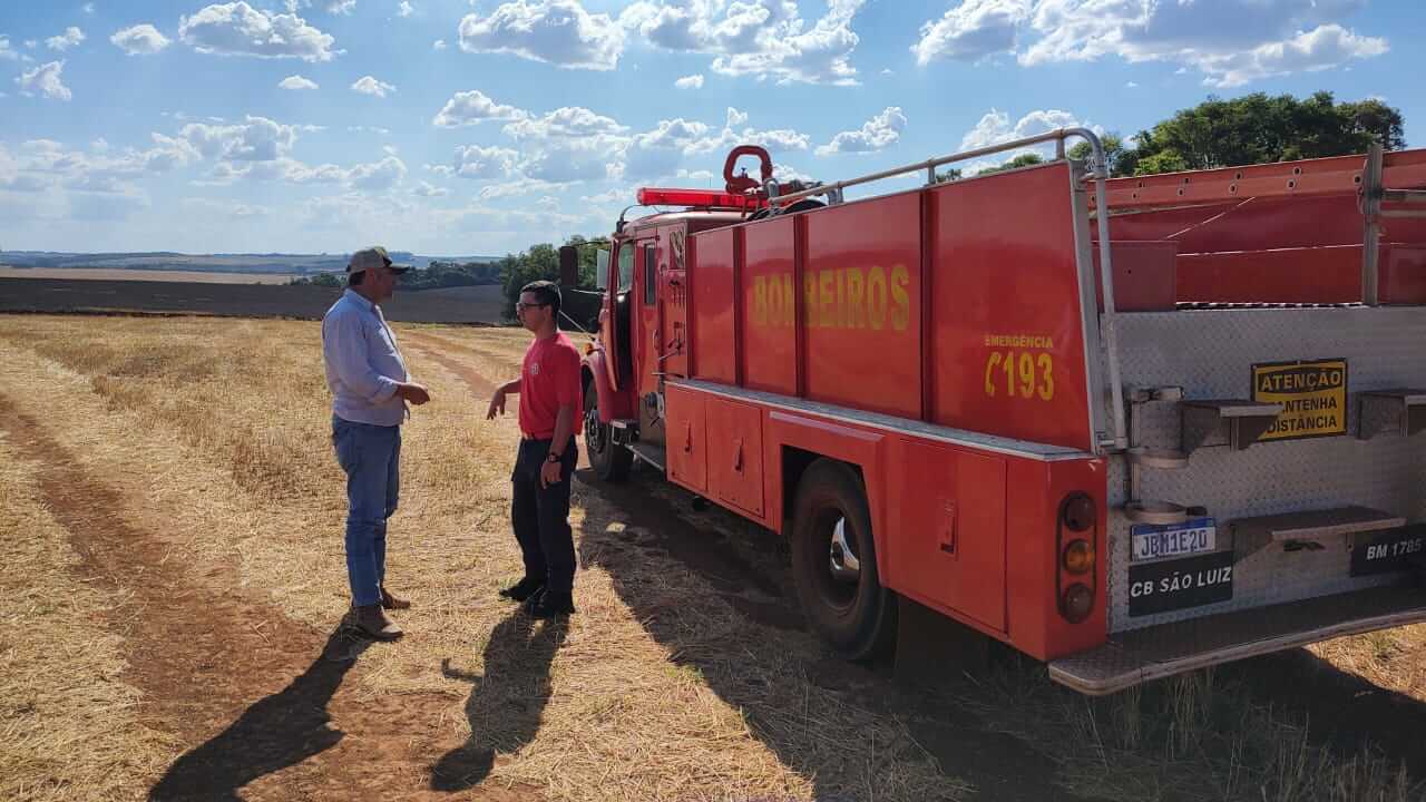 VICE-PREFEITO E SERVIDORES MUNICIPAIS ATUAM EM COMBATE A INCÊNDIO DE GRANDE PROPORÇÃO NO INTERIOR DE CAIBATÉ