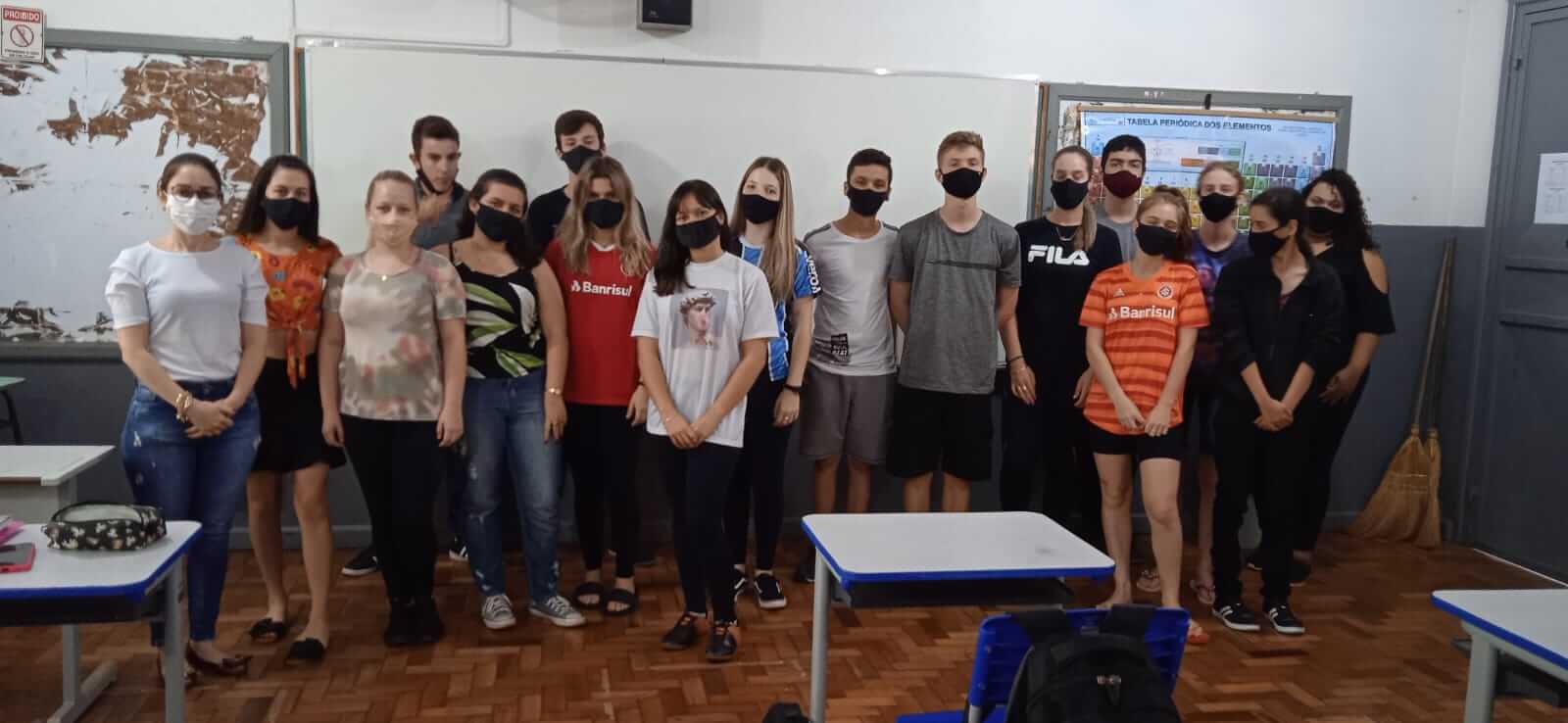 SECRETÁRIA DA SAÚDE PARTICIPA DE ANÁLISE DE ALUNOS DA ESCOLA JOSÉ ADOLFO SOBRE DOENÇAS COMUNS NA POPULAÇÃO DE CAIBATÉ