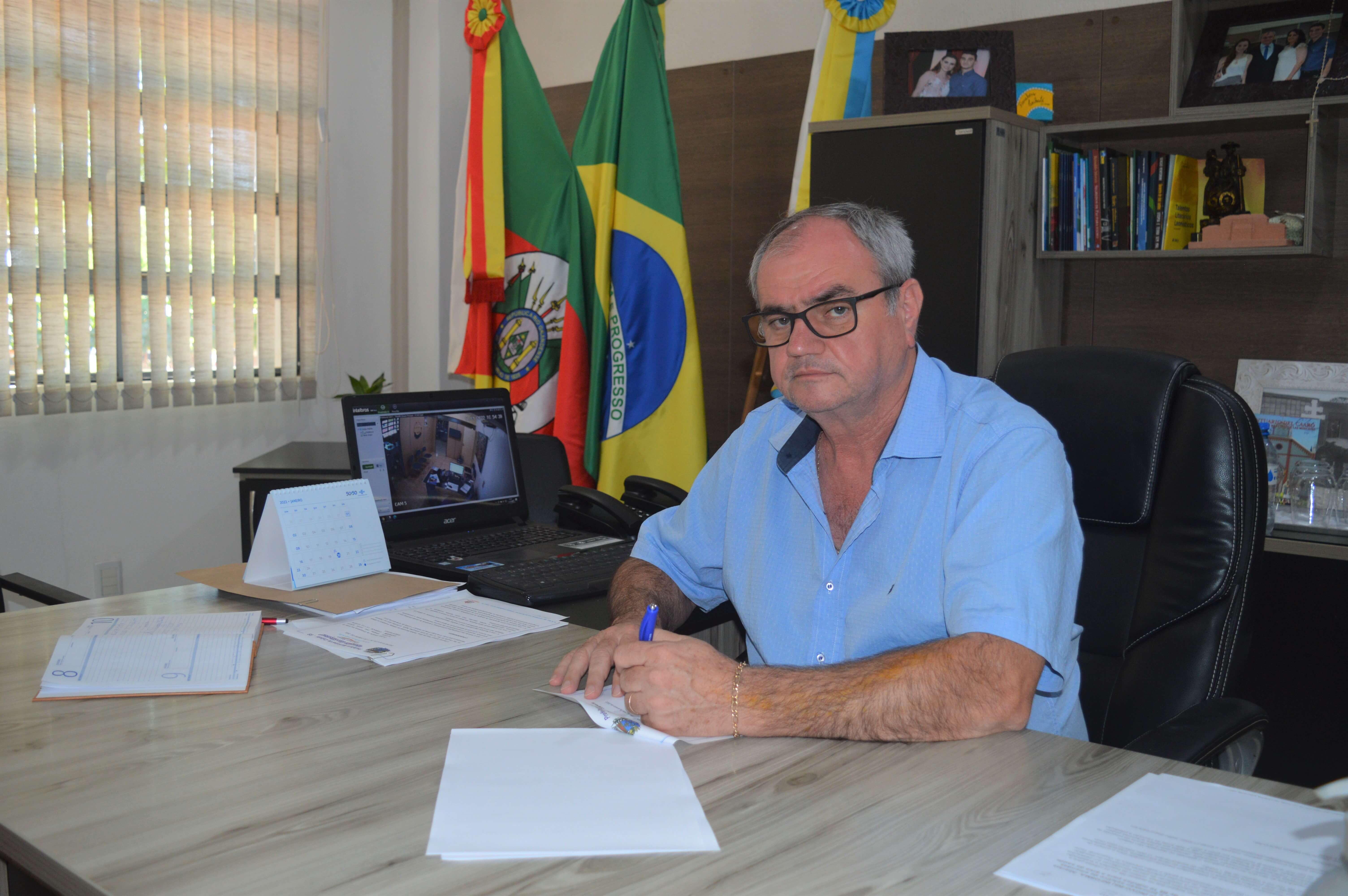 PREFEITO AMAURI ASSINA DECRETO QUE DECLARA SITUAÇÃO DE EMERGÊNCIA EM CAIBATÉ DEVIDO À ESTIAGEM
