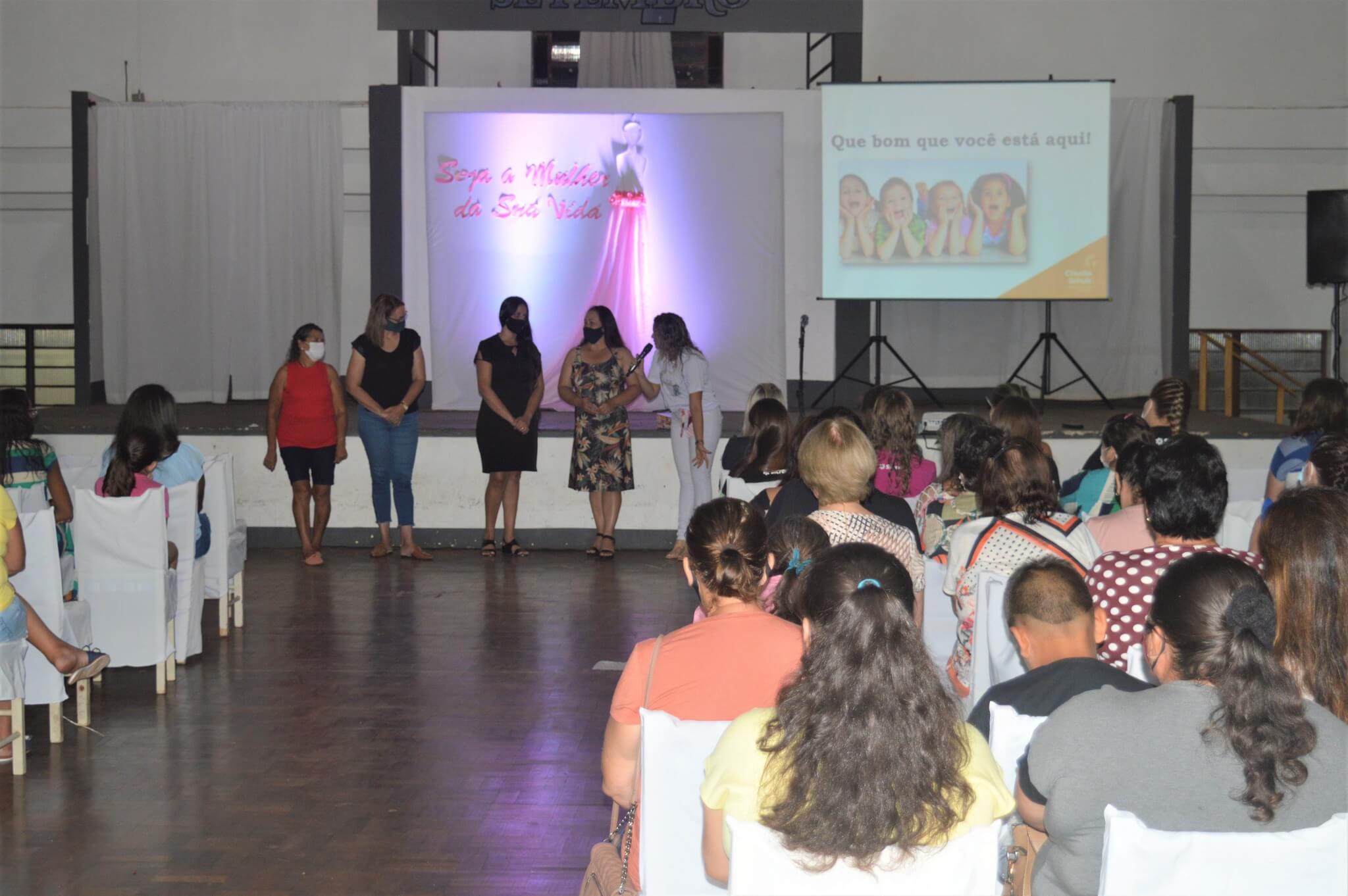 ENCONTRO DE MULHERES TEVE PALESTRA COM CLÁUDIA SCHULZ