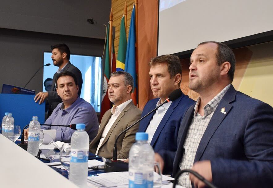 AMAURI PARTICIPA DE REUNIÃO COM MAIS 350 PREFEITOS DE MUNICÍPIOS GAÚCHOS ATINGIDOS PELA ESTIAGEM