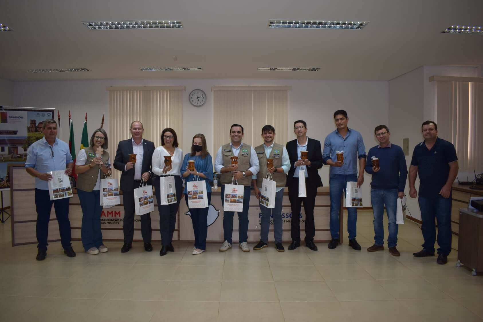 AUXÍLIO BRASIL: REPRESENTANTES DO CRAS E DA EDUCAÇÃO PARTICIPARAM DE ENCONTRO DE CAPACITAÇÃO