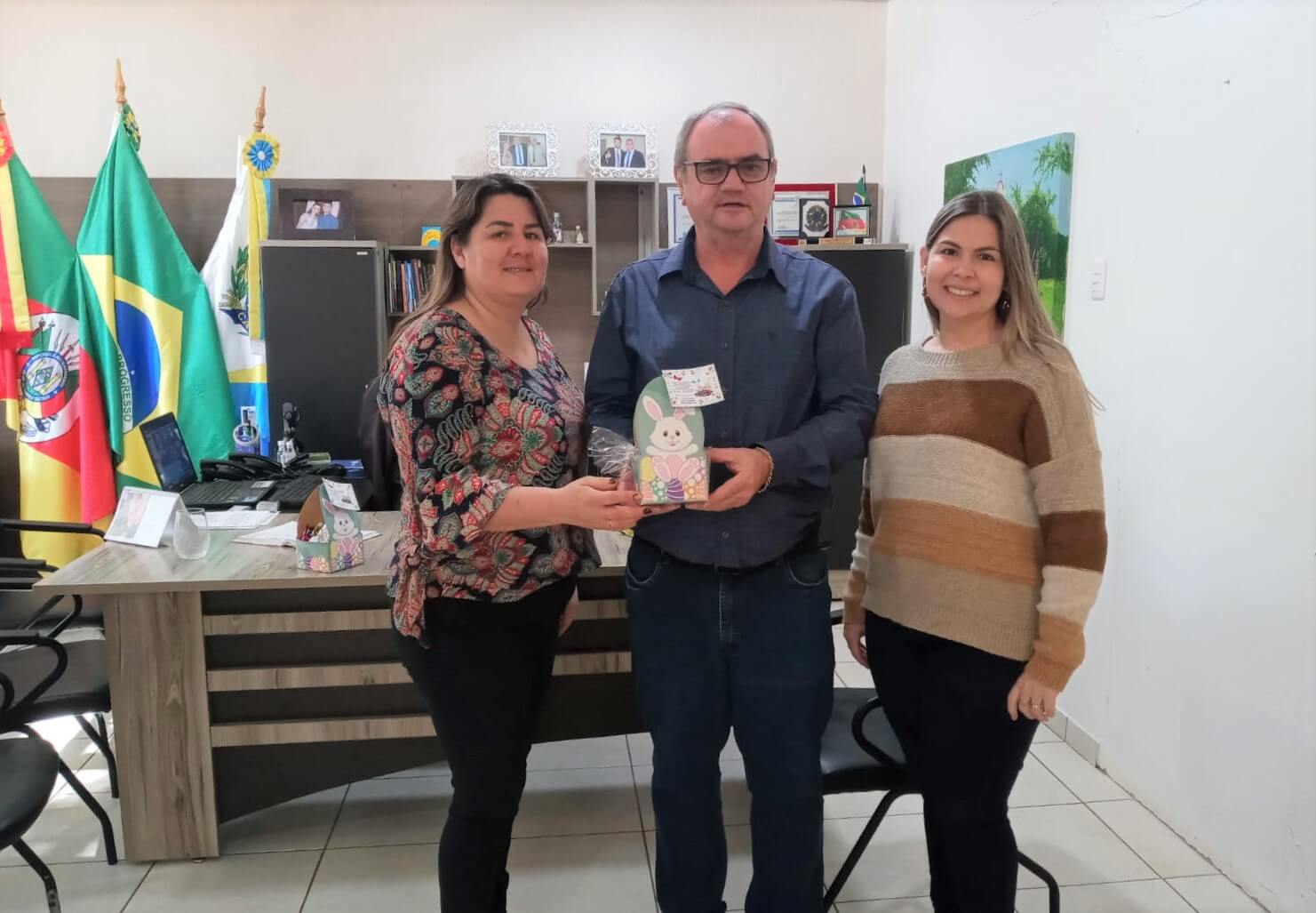 REPRESENTANTES DA APAE ENTREGAM MIMO DE PÁSCOA AO PREFEITO AMAURI