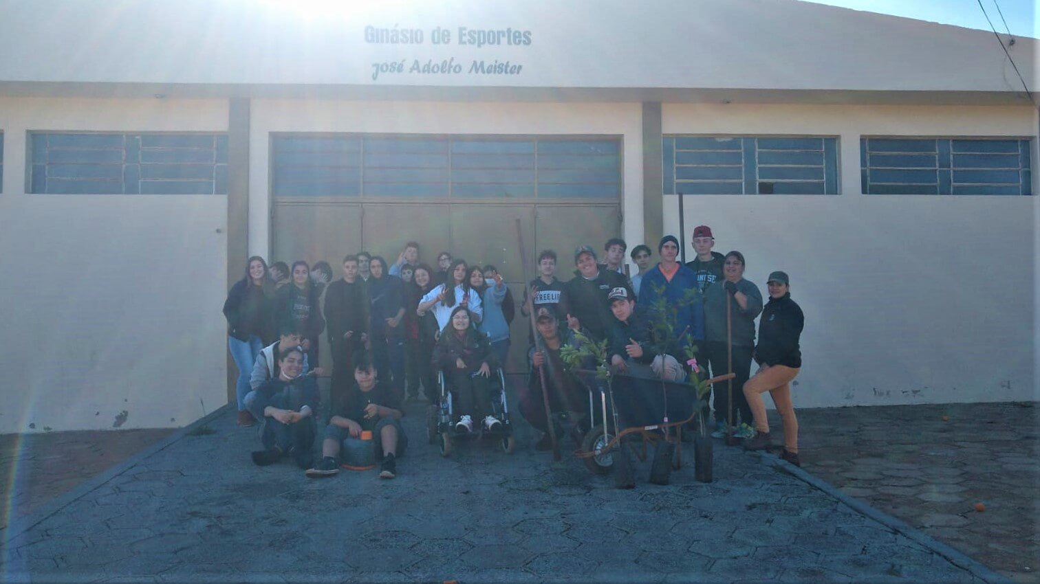 EM AÇÃO COORDENADA PELA PREFEITURA, ESTUDANTES PLANTAM 22 MUDAS DE ÁRVORES FRUTÍFERAS