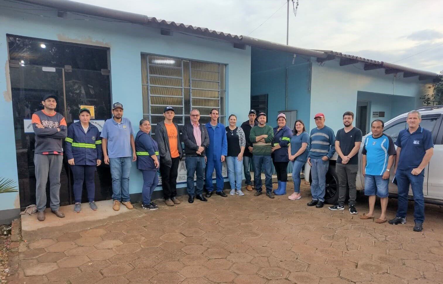 PREFEITO CONDUZ NOVO SECRETÁRIO DA AGRICULTURA EM REUNIÃO COM EQUIPE DE SERVIDORES