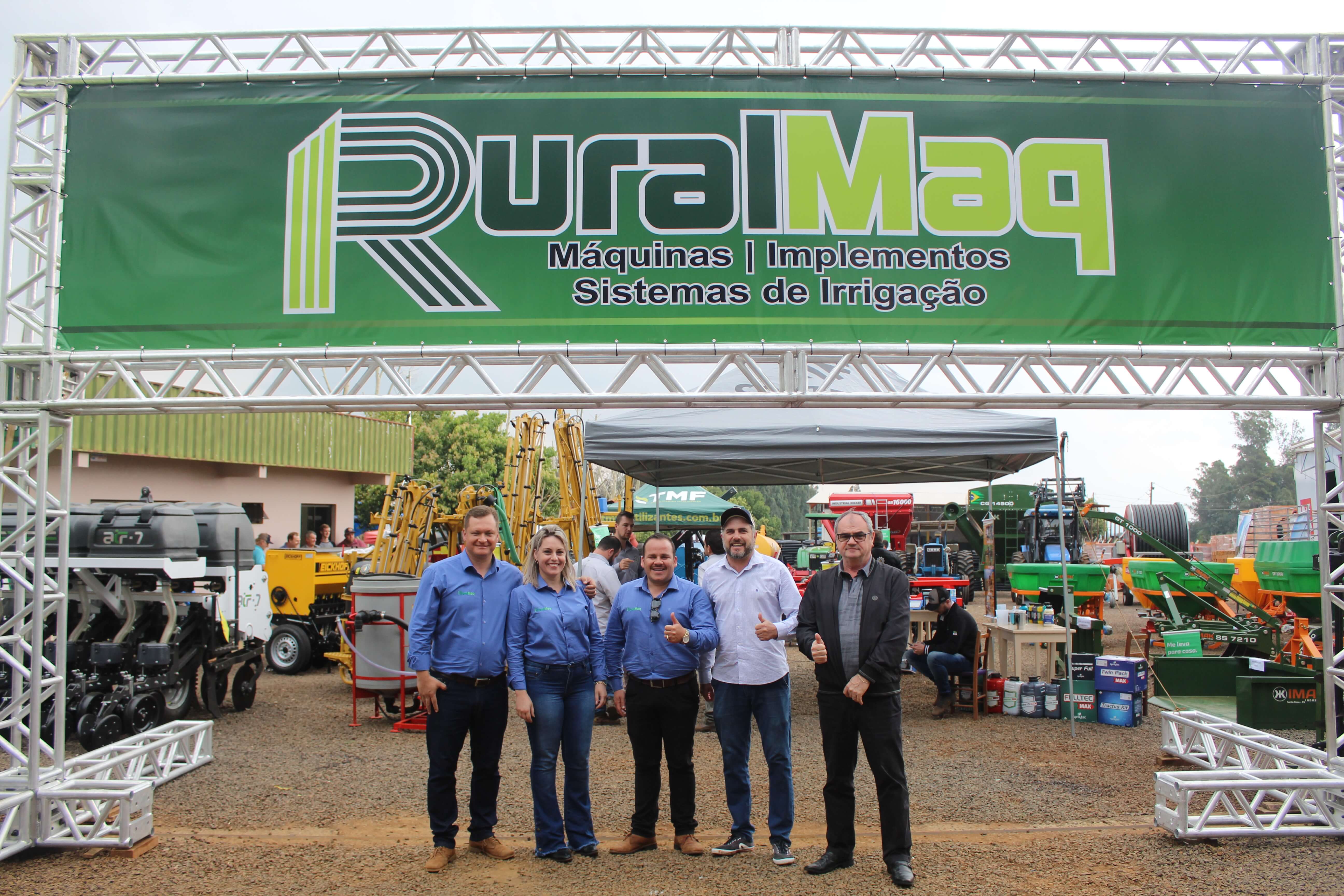PREFEITO AMAURI E VICE DANIEL PRESTIGIAM SEGUNDA FEIRA DE NEGÓCIOS DA RURALMAQ