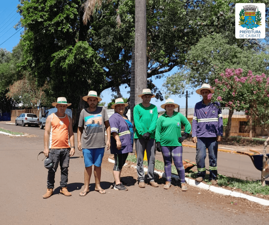 MESMO COM AS ALTAS TEMPERATURAS, EQUIPE DE JARDINAGEM DA PREFEITURA SE ESFORÇA PARA DEIXAR AVENIDAS LIMPAS E ORGANIZADAS