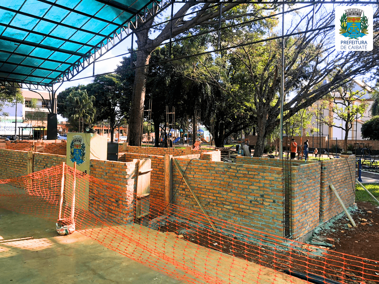 SEGUEM AS OBRAS DE CONSTRUÇÃO DO PALCO JUNTO AO PAVILHÃO CULTURAL