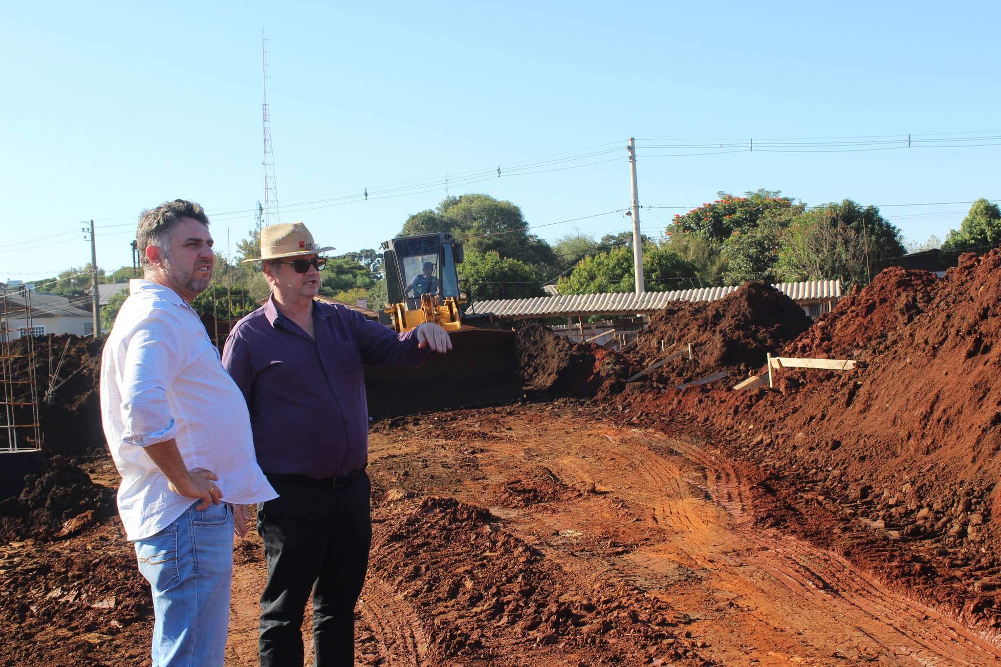 PREFEITO AMAURI E VICE DANIEL VISTORIAM OBRAS EM CAIBATÉ