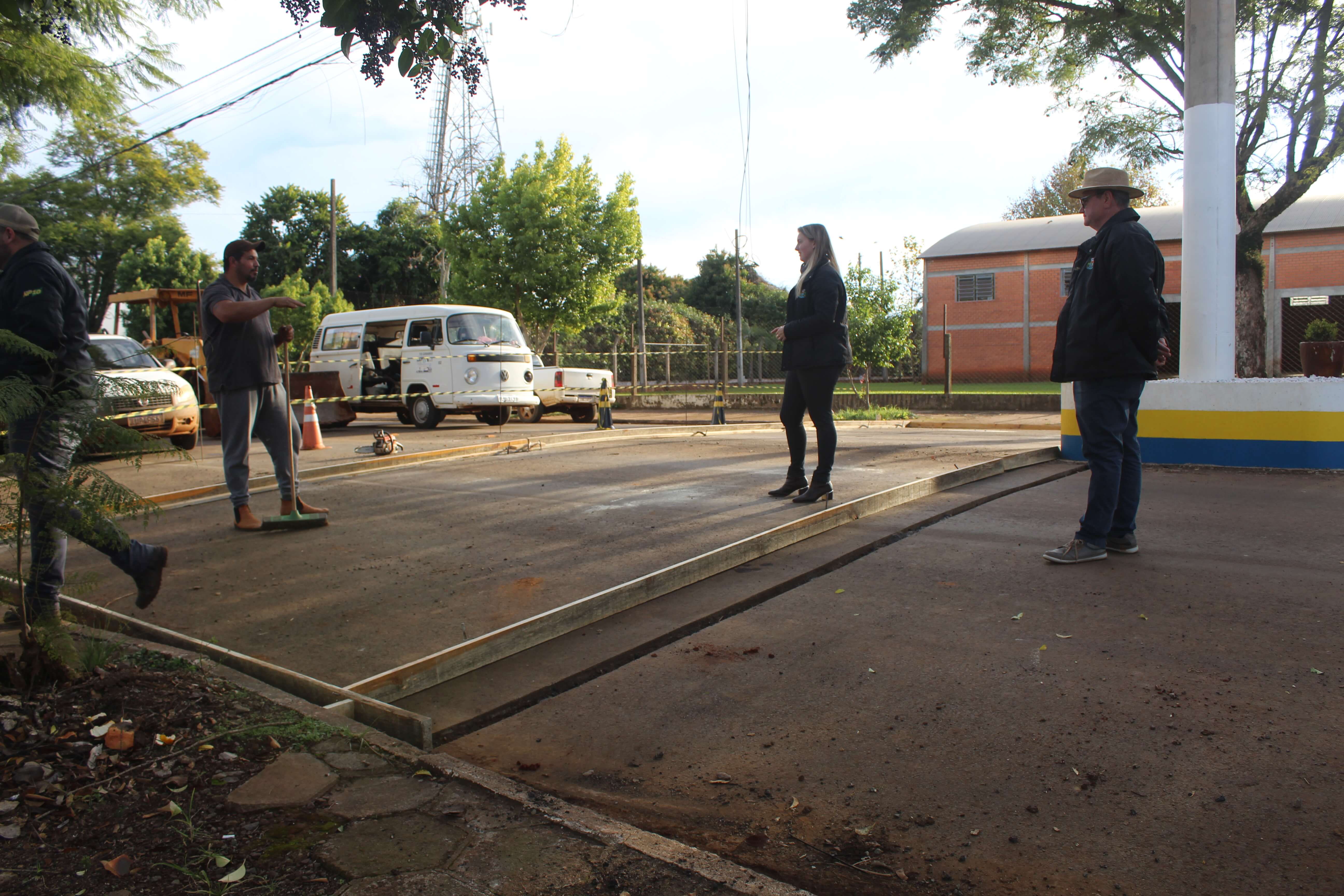 SECRETARIA DE OBRAS TRABALHA NA CONSTRUÇÃO DE FAIXA ELEVADA PRÓXIMO AO HOSPITAL ROQUE GONZALES EM CAIBATÉ