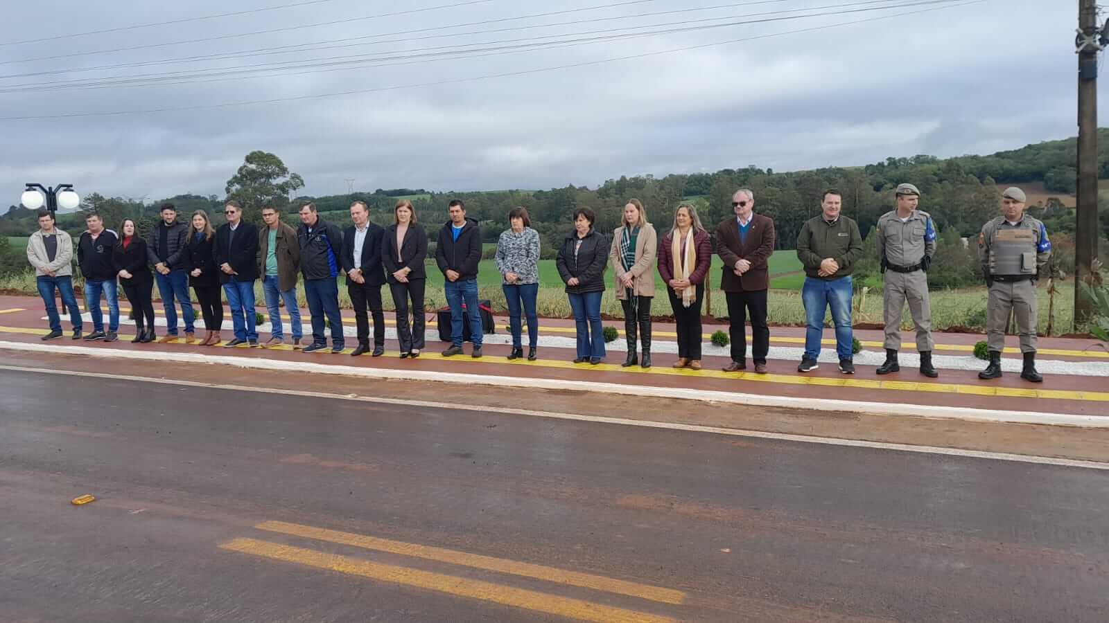 PREFEITO DE CAIBATÉ E VICE PRESIDENTE DA AMM AMAURI PIRES DA SILVA PRESTIGIOU INAUGURAÇÕES EM MATO QUEIMADO