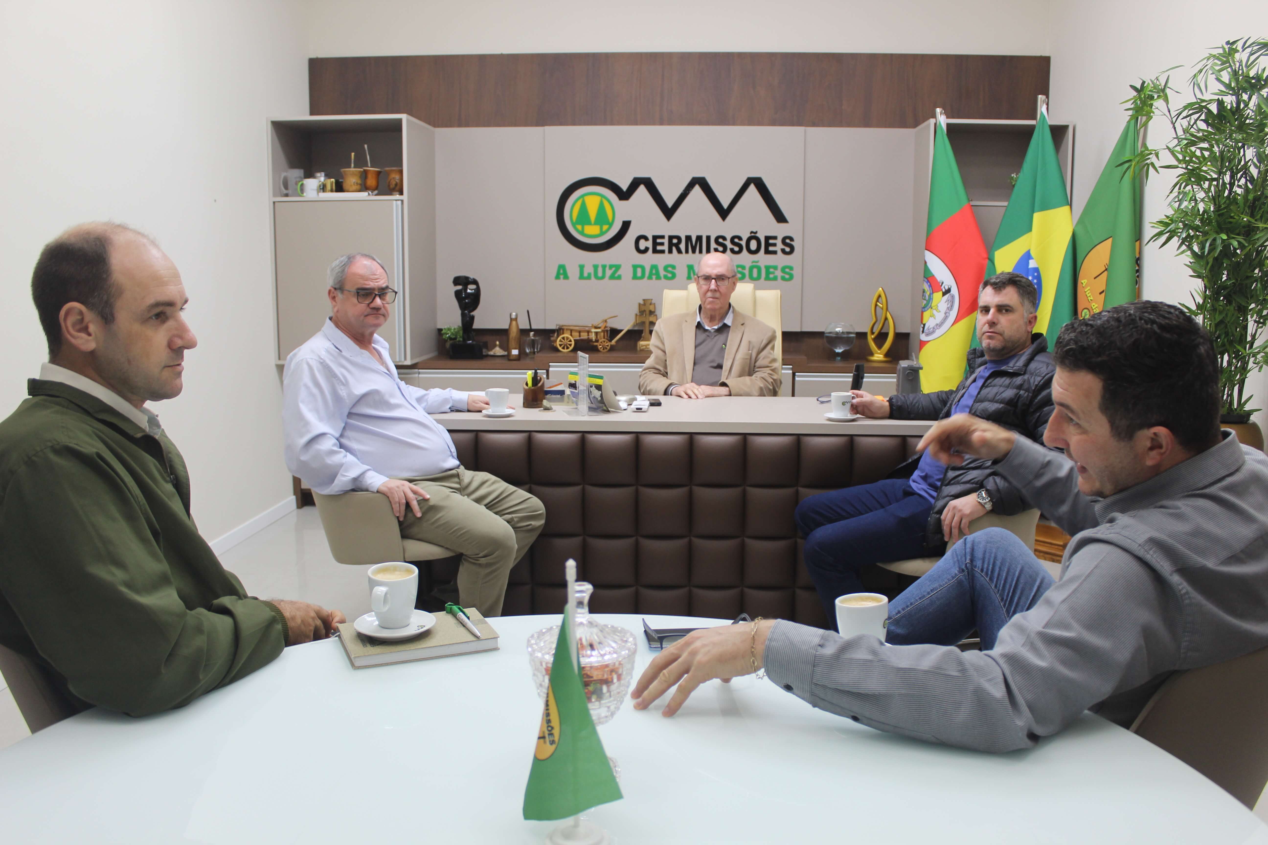 GESTORES MUNICIPAIS PARTICIPARAM DE REUNIÃO COM O PRESIDENTE DA CERMISSÕES DIAMANTINO MARQUES DOS SANTOS