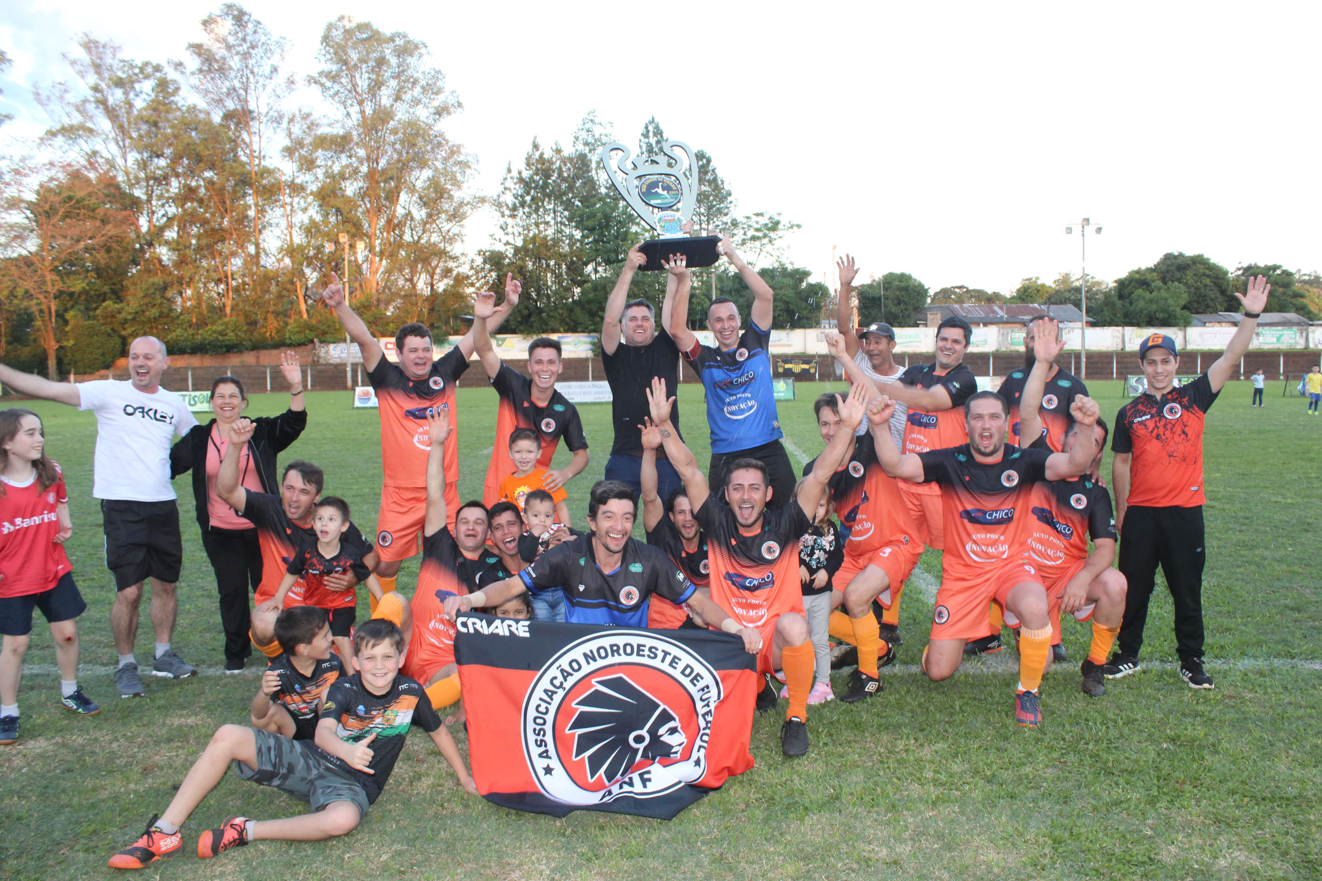 VICE PREFEITO DANIEL REALIZOU A ENTREGA DA TAÇA AO CAMPEÃO DA TAÇA CIDADE DE FUTEBOL 7 A EQUIPE DA ANF MERCADO PINHÃO
