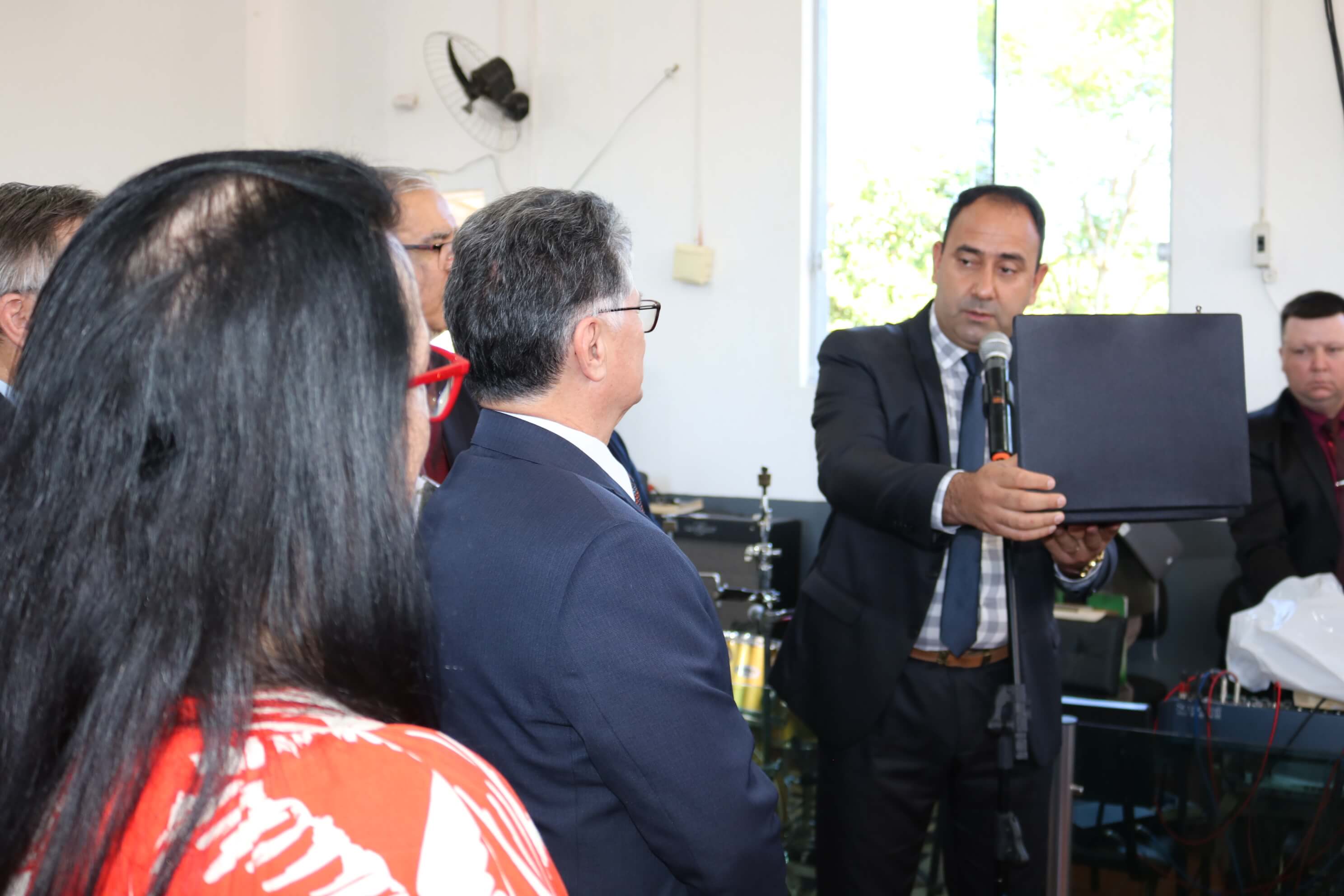 Prefeito Felisberto Ferreira presta homenagem ao pastor presidente da CIAPADERGS, durante a primeira reunião promovida no município