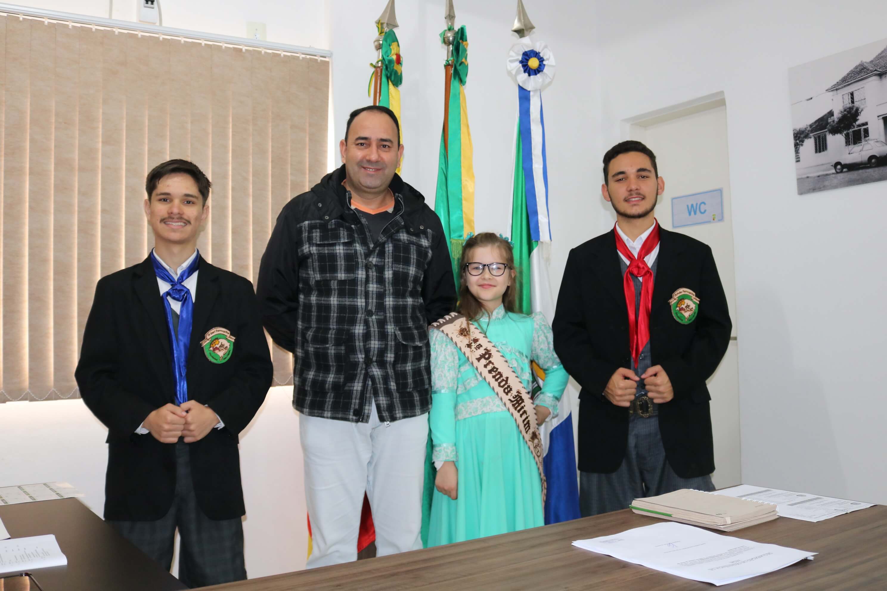 Prefeito recebe visita dos vencedores da 54ª Ciranda Cultural de Prendas e 36º Entrevero Cultural de Peões