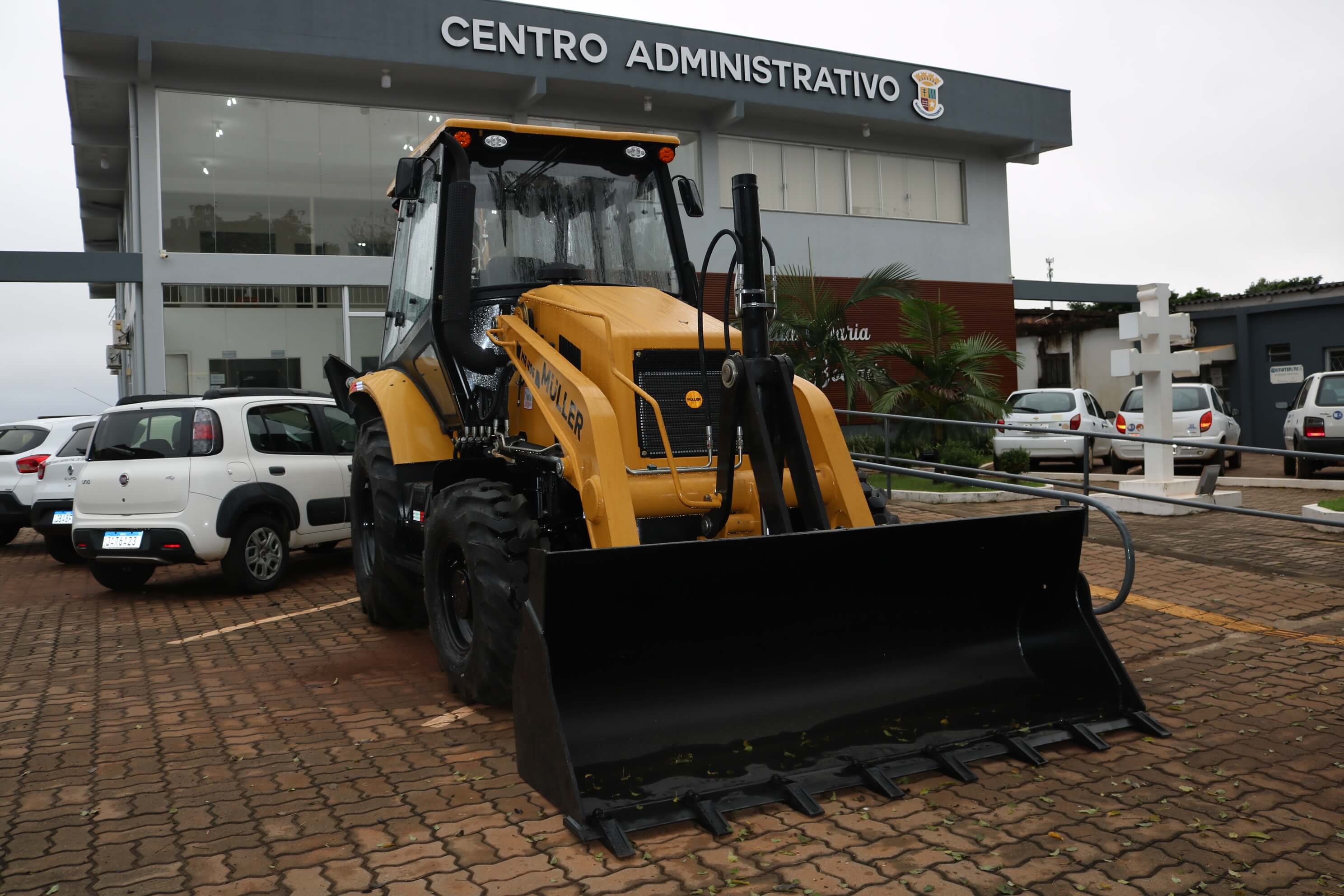 Prefeitura adquire nova retroescavadeira para Secretaria de Infraestrutura