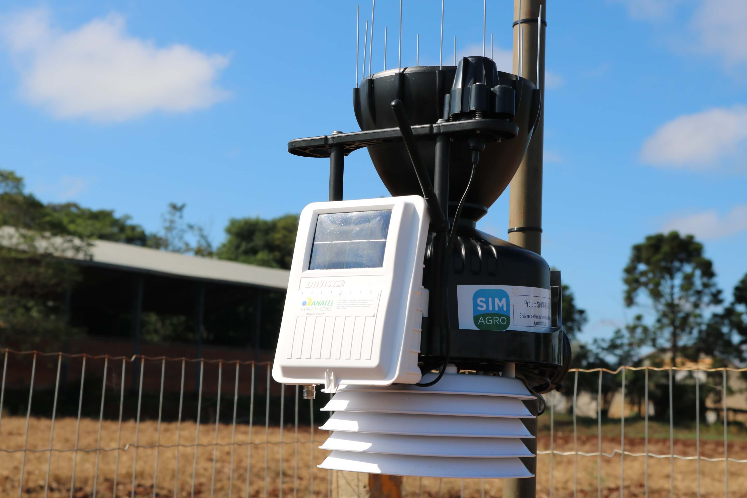 Escola Técnica Estadual Achilino de Santis recebe estação climatológica para monitoramento do clima