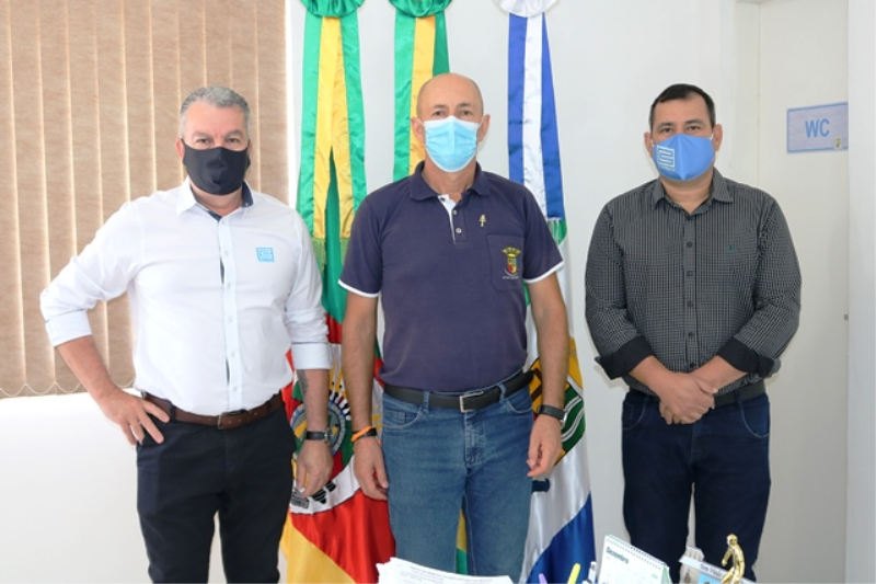 Prefeito Puranci Barcelos recebe visita do superintendente Regional da Corsan