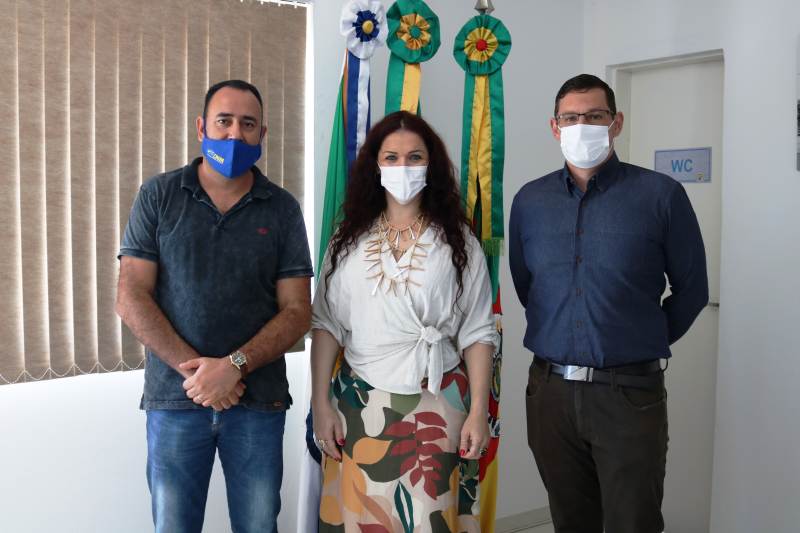 Prefeito Felisberto Ferreira recebe a visita do novo gerente da Sicredi de Santo Antônio das Missões 