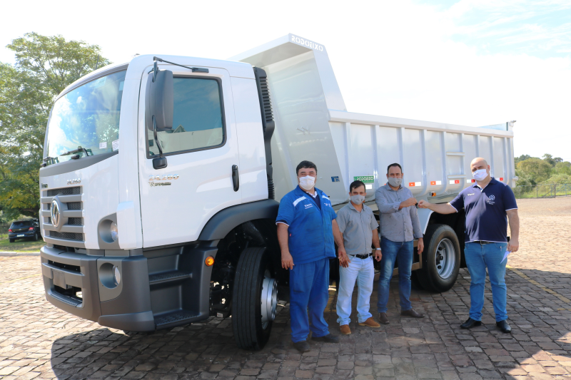 Prefeitura de Santo Antônio das Missões recebe novo caminhão para auxiliar nas demandas da população