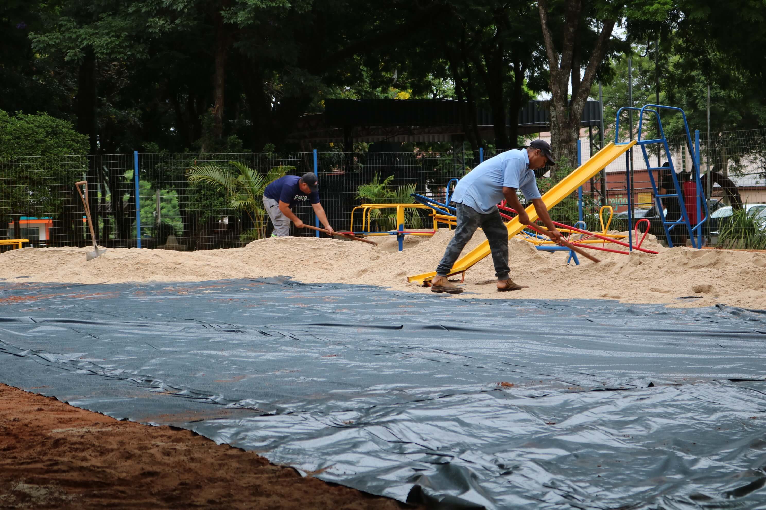 Prefeitura realiza manutenção na pracinha para crianças