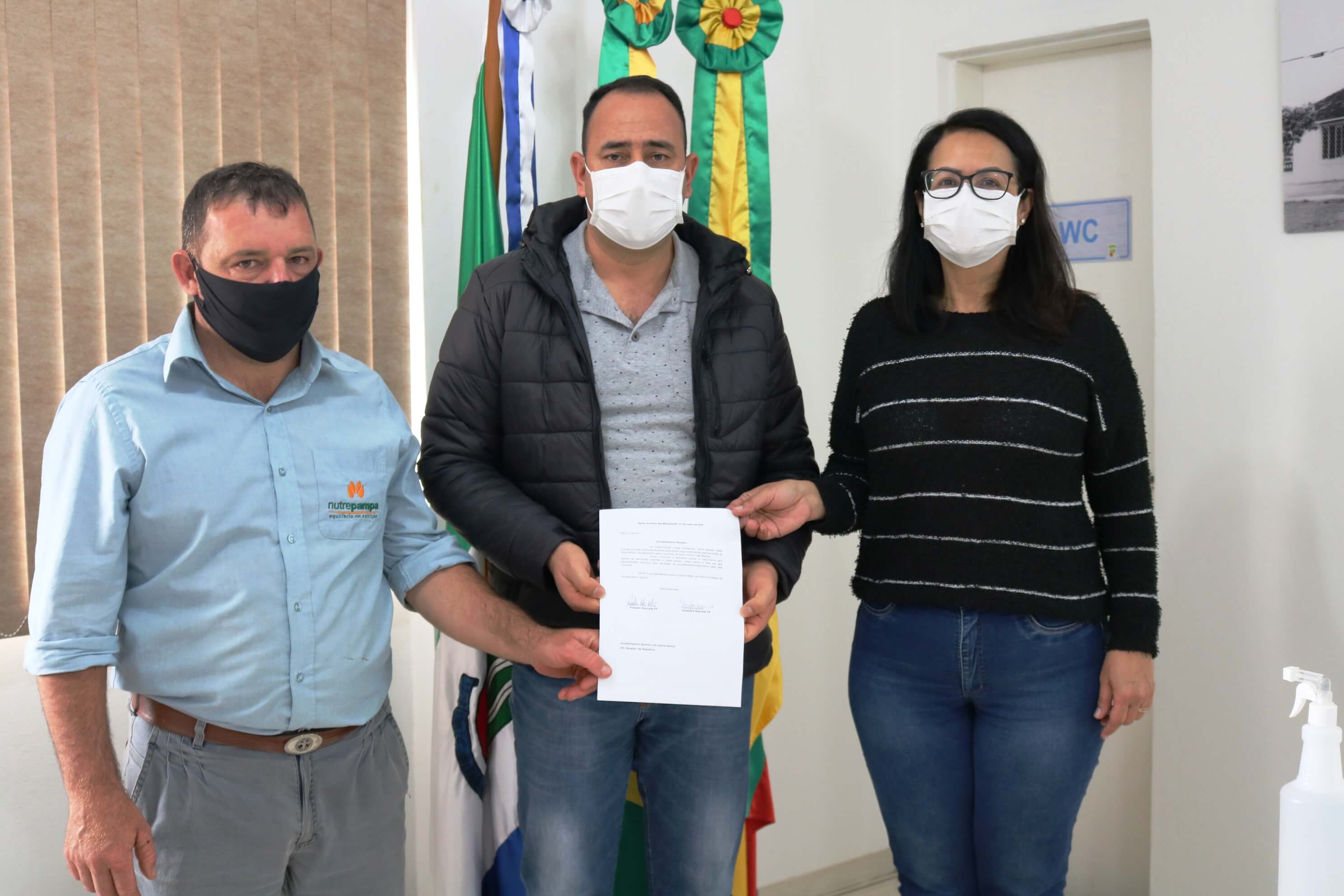 Prefeito Felisberto Ferreira recebe cópia de pedido de emenda parlamentar ao senador Heinze