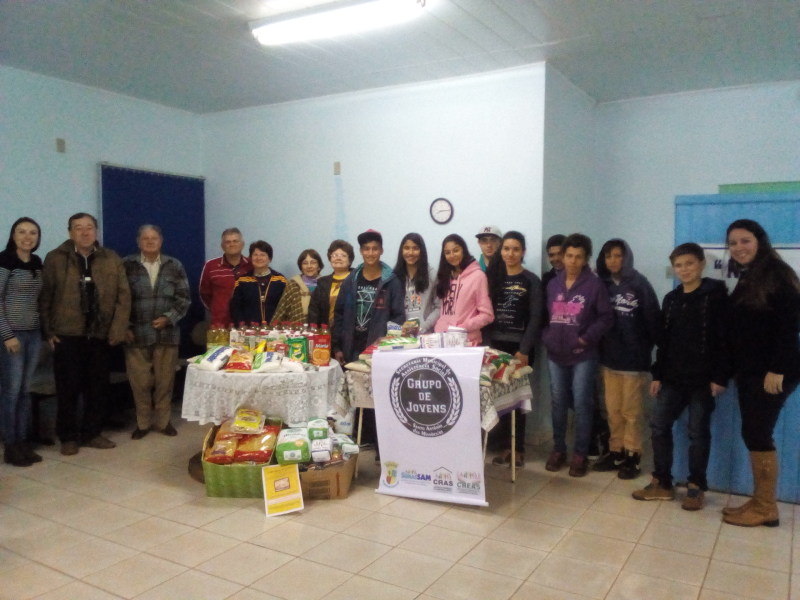 Jovens realizam a entrega dos alimentos arrecadados na “Campanha do Quilo” ao Grupo de Apoio às Pessoas em Tratamento do Câncer