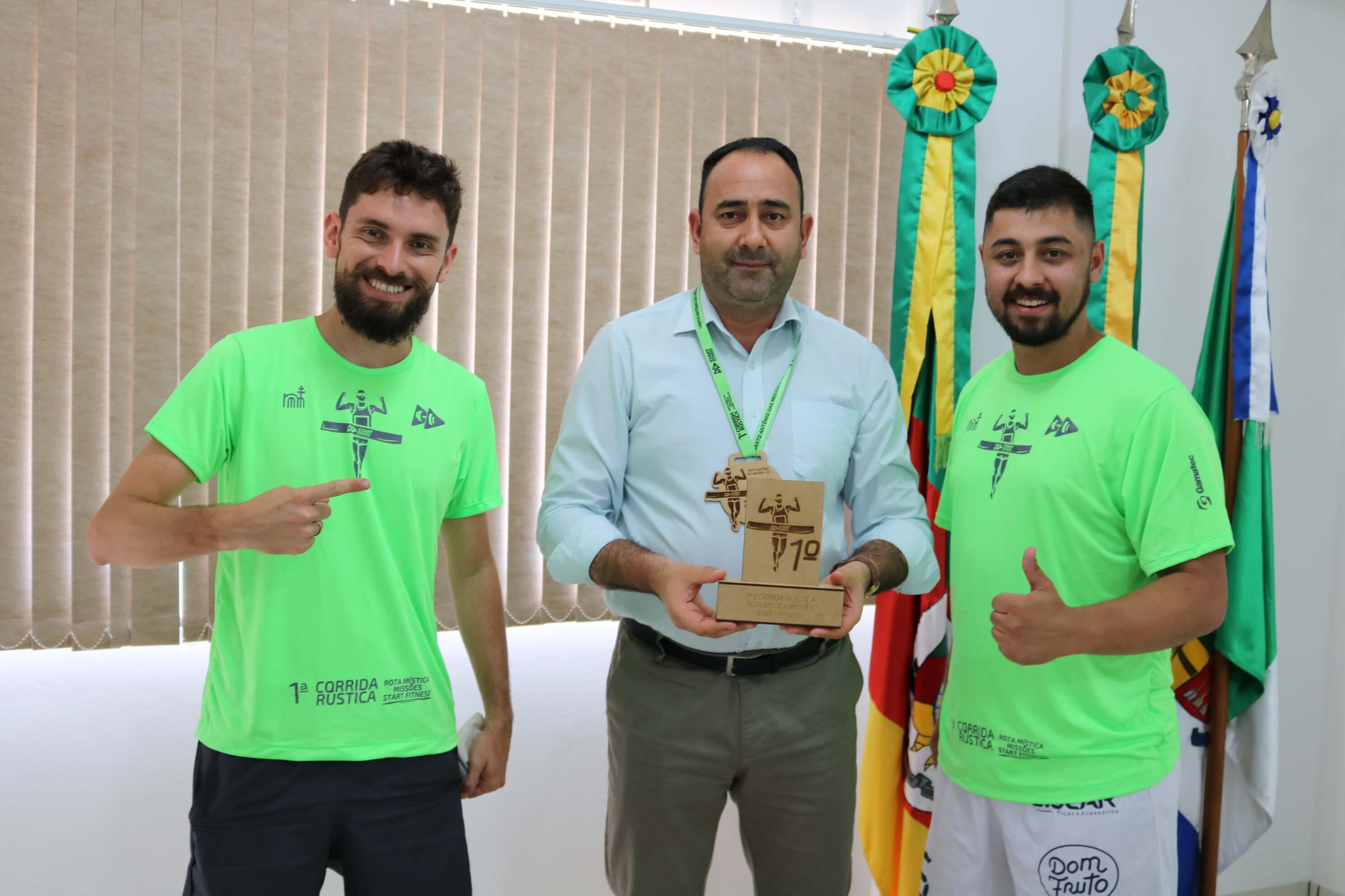 Prefeito recebe troféu e medalha de participação na 1ª Corrida Rústica Rota Mística Missões Start Fitness