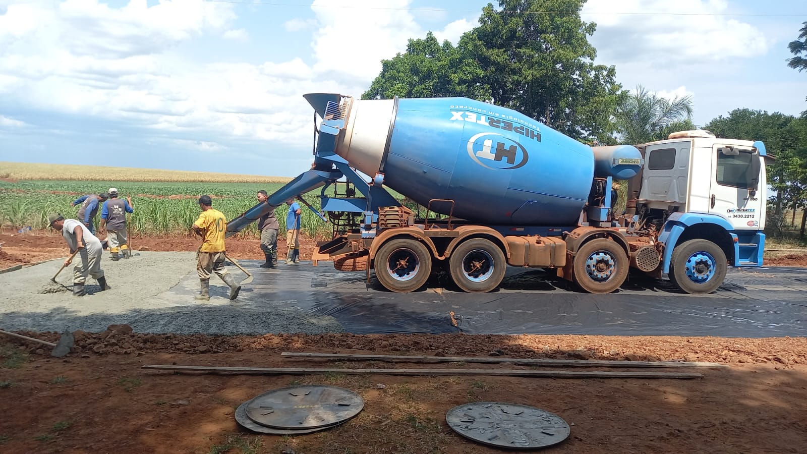 Concreto usinado em frente Escola Achilino de Santis